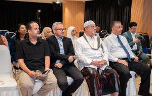 السفير عادل باحميد وعدد من الضيوف خلال حضورهم حفل اختتام مهرجان يوم القهوة اليمنية 2026 في كوالالمبور